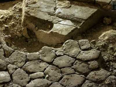 Il mosaico calcareo � disposto secondo i tipici motivi bizantini: a spina di pesce, a fiori con petali esagonali, a rombi e pentagoni